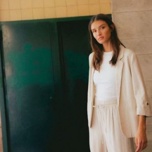 FACADE4555 Natural Ruched Sleeve Suit